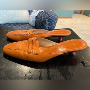 Antonio Melani Nantucket leather kitten slides in orange size 9